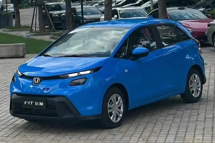 GAC Honda cho biết Jazz mới có thể chạy hơn 700 km cho mỗi lần đổ đầy bình xăng nhờ lượng nhiên liệu tiêu thụ trung bình 5,6 lít/100 km. Người mua còn được hưởng bảo hành trọn đời cho động cơ và hộp số. Tại thị trường Trung Quốc, Honda Jazz mới có giá bán chỉ 66.800 Nhân dân tệ (khoảng 9.600 USD - khoảng 250 triệu đồng), rẻ hơn tới 31.000 Nhân dân tệ so với "anh em song sinh" Dongfeng-Honda Life.
