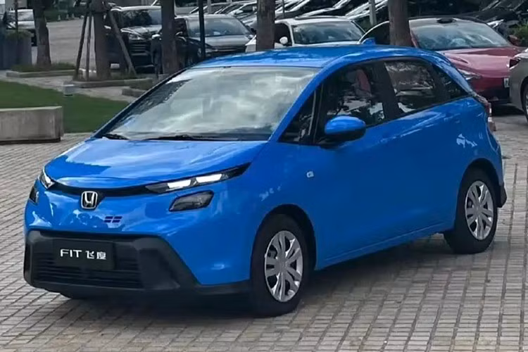 GAC Honda cho biết Jazz mới có thể chạy hơn 700 km cho mỗi lần đổ đầy bình xăng nhờ lượng nhiên liệu tiêu thụ trung bình 5,6 lít/100 km. Người mua còn được hưởng bảo hành trọn đời cho động cơ và hộp số. Tại thị trường Trung Quốc, Honda Jazz mới có giá bán chỉ 66.800 Nhân dân tệ (khoảng 9.600 USD - khoảng 250 triệu đồng), rẻ hơn tới 31.000 Nhân dân tệ so với "anh em song sinh" Dongfeng-Honda Life.