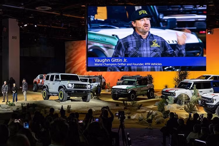 Tại Triển lãm Ô tô Detroit 2026, điểm nhấn của gian hàng Ford là Bronco RTR, mang thiết kế đậm chất off-road, điều tương tự như Bronco Raptor.Ngoại hình Bronco RTR không thua kém Bronco Raptor, gồm bộ mâm mới, có các điểm nhấn màu xanh chanh - Hyper Lime, họa tiết trang trí bên hông, vòm bánh xe, cản trước màu đen và tùy chọn màu sơn Avalanche Gray.