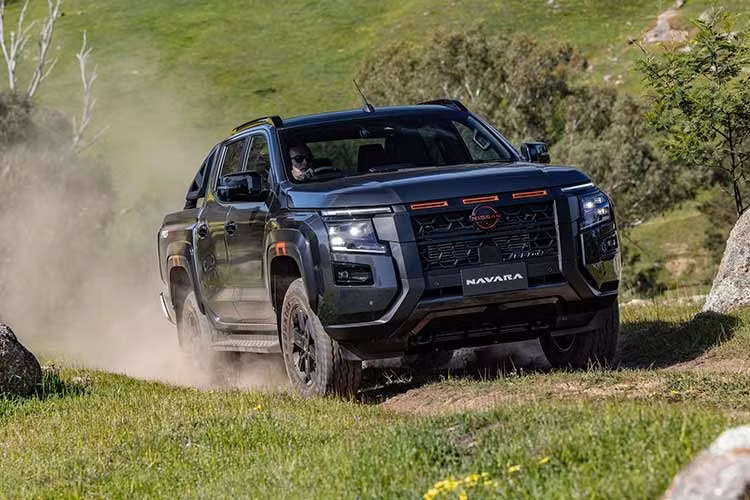 Đối với mẫu Nissan Navara dành cho khu vực Châu Đại Dương, mẫu xe cỡ trung này không nên bị nhầm lẫn với mẫu Frontier mà Nissan sản xuất tại Hoa Kỳ. Mẫu xe bán tải này được sản xuất tại nhà máy lắp ráp Laem Chabang ở Thái Lan,