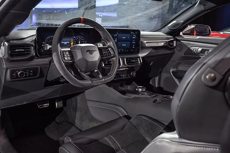 Phiên bản Mustang Dark Horse SC Track Pack của Ford sở hữu vô lăng bọc da đáy phẳng đặc trưng của GTD với vạch chỉ giờ 12 giờ tích hợp các nút điều khiển hiệu năng, cùng các chi tiết trang trí bằng Alcantara và sợi carbon.