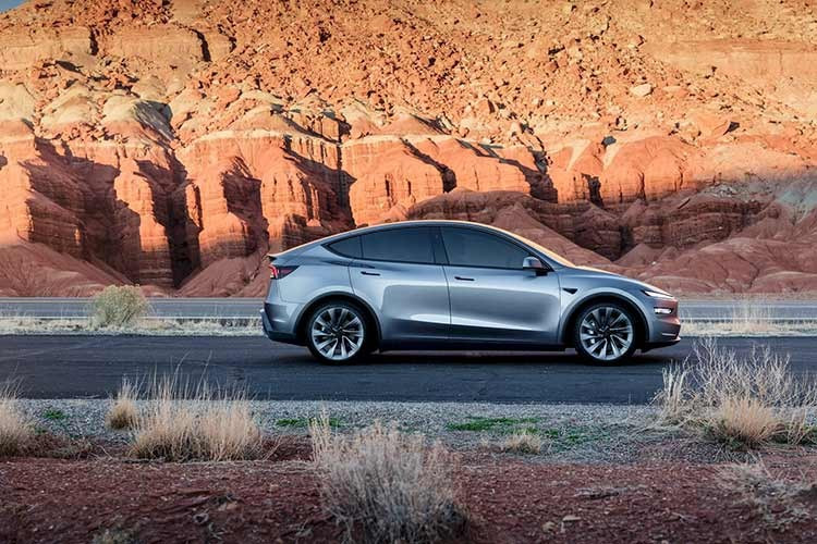 Khi người dùng yêu cầu mẫu Model Y 7 chỗ với trục cơ sở dài hơn, Tesla đã bảo họ hãy chấp nhận tùy chọn bảy chỗ trên mẫu Premium AWD hiện có, điều này khiến hàng ghế thứ ba trở nên không thể sử dụng được đối với hầu hết người lớn.