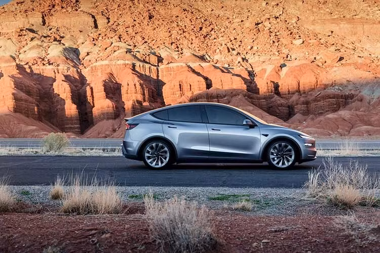 Khi người dùng yêu cầu mẫu Model Y 7 chỗ với trục cơ sở dài hơn, Tesla đã bảo họ hãy chấp nhận tùy chọn bảy chỗ trên mẫu Premium AWD hiện có, điều này khiến hàng ghế thứ ba trở nên không thể sử dụng được đối với hầu hết người lớn.