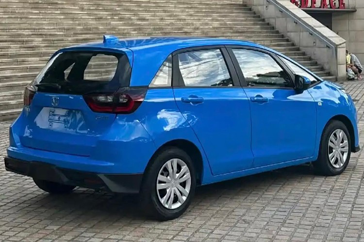 Honda Jazz 2026 sử dụng động cơ xăng 1.5 i-VTEC, cho công suất tối đa 122 mã lực và mô-men xoắn cực đại 145 Nm. Động cơ kết hợp với hệ dẫn động cầu trước và hộp số tự động CVT. Xe không có tùy chọn động cơ hybrid theo xu hướng hiện hành.