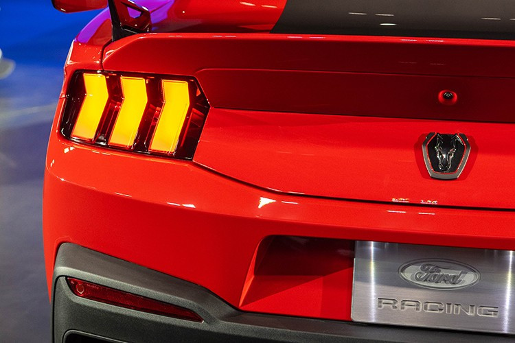 Ngoài ra, còn có một nắp cốp hình đuôi vịt đặc biệt dành cho Mustang Dark Horse SC Track Pack, giúp cải thiện "hiệu quả của cánh gió sau lên 10% mà không cần cánh gió lớn hơn hoặc góc tấn công cao hơn, cả hai yếu tố này đều có thể ảnh hưởng đến tầm nhìn phía sau.