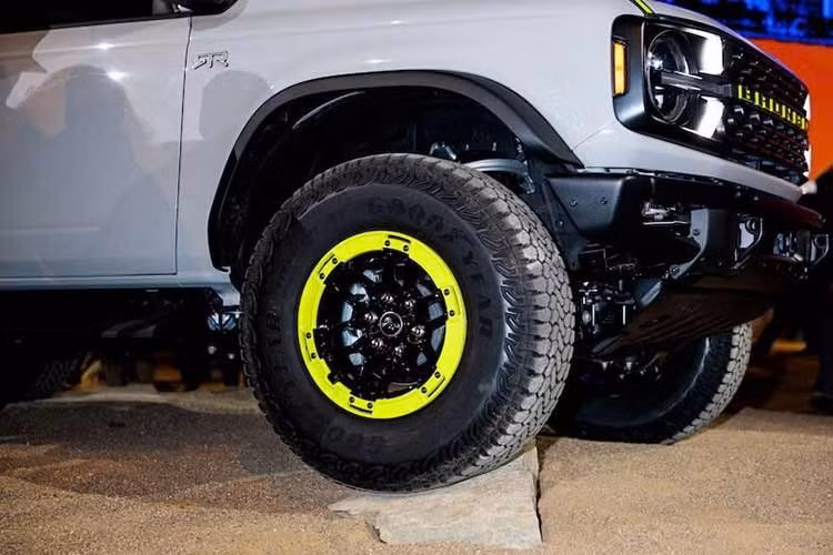 Ford cũng bổ sung quạt làm mát 1.000W tương tự như trên Bronco Raptor, trang bị thêm hệ thống chống trễ tăng áp (anti-lag), đảm bảo turbo luôn có thể hoạt động nhanh chóng.