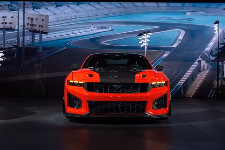 Ford Mustang Dark Horse SC 2026 sẽ sử dụng động cơ V8 5.2 lít siêu tăng áp từ Ford Mustang GTD với hộp số ly hợp kép bảy cấp nhưng thông số chi tiết chưa được công bố, cũng như giá bán hiện vẫn là 1 ẩn số sẽ sớm được giải đáp.