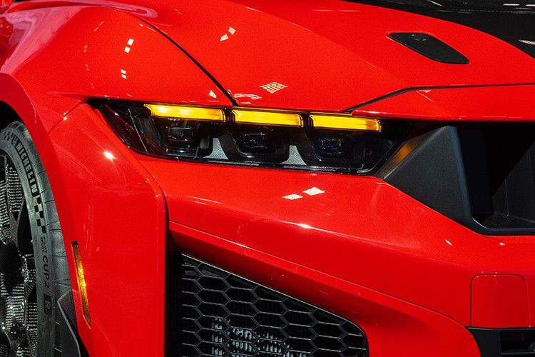 Ford cũng đã thử nghiệm chiếc Dark Horse SC tại Sebring và Virginia International Raceway cùng với Mustang GTD và Mustang GT3, vì vậy họ đã trang bị cho nó hệ thống phanh gốm carbon Brembo và lốp Michelin Pilot Sport Cup2 R trên gói Track Pack cùng với một loạt các thay đổi về khí động học, như nắp ca-pô mới và hệ thống thông gió bằng sợi carbon, cũng như phần đầu xe được sửa đổi và hệ thống thông gió gầm xe.