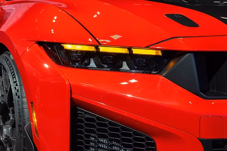 Ford cũng đã thử nghiệm chiếc Dark Horse SC tại Sebring và Virginia International Raceway cùng với Mustang GTD và Mustang GT3, vì vậy họ đã trang bị cho nó hệ thống phanh gốm carbon Brembo và lốp Michelin Pilot Sport Cup2 R trên gói Track Pack cùng với một loạt các thay đổi về khí động học, như nắp ca-pô mới và hệ thống thông gió bằng sợi carbon, cũng như phần đầu xe được sửa đổi và hệ thống thông gió gầm xe.