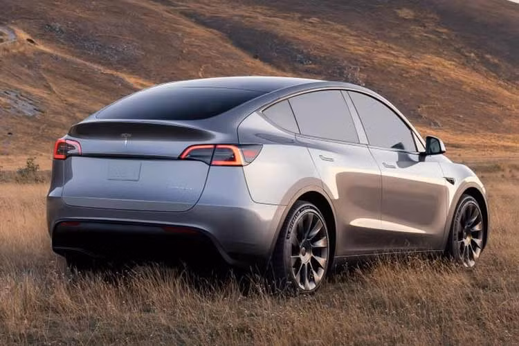 Khách hàng có thể lựa chọn Tesla Model Y 2026 mới giữa các màu sơn xám Stealth Grey, trắng Pearl White Multi-Coat, xanh Deep Blue Metallic, đen Diamond Black, Quicksilver và đỏ Ultra Red.