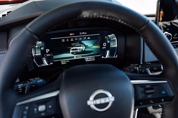 Những điểm khác biệt chính giữa mẫu xe này và Mitsubishi Outlander PHEV nằm ở lưới tản nhiệt V-Motion thay vì lưới tản nhiệt Dynamic Shield, thanh trang trí màu đen nối liền đèn hậu và thiết kế mâm xe riêng biệt.