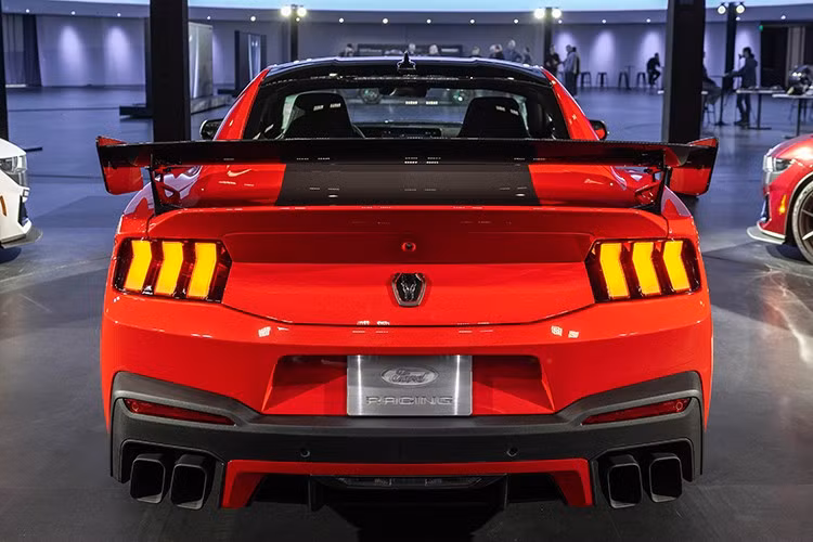 "Đó là một chiếc Mustang mạnh mẽ mà tôi nghĩ thế giới không ngờ tới, nhưng đó chính xác là những gì xảy ra khi bạn để các kỹ sư đua xe thiết kế một chiếc xe đường phố,” Arie Groeneveld cho biết thêm.