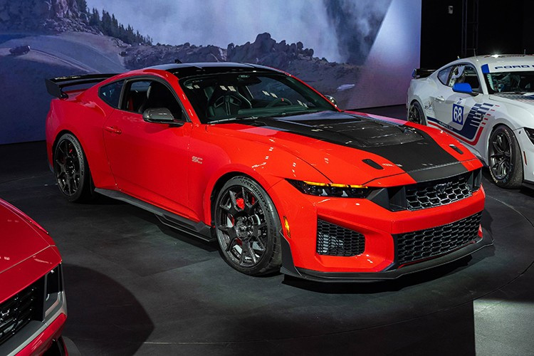 Ford đã quyết định đẩy sớm việc ra mắt chiếc Mustang Dark Horse SC đầu tiên của mình tại Detroit Auto Show 2026. Như vậy, hãng cũng không có ý định hồi sinh các tên gọi Cobra hay Boss như những tin đồn lan truyền khi chiếc Ford Mustang này được bắt gặp đang thử nghiệm với lớp ngụy trang toàn thân.