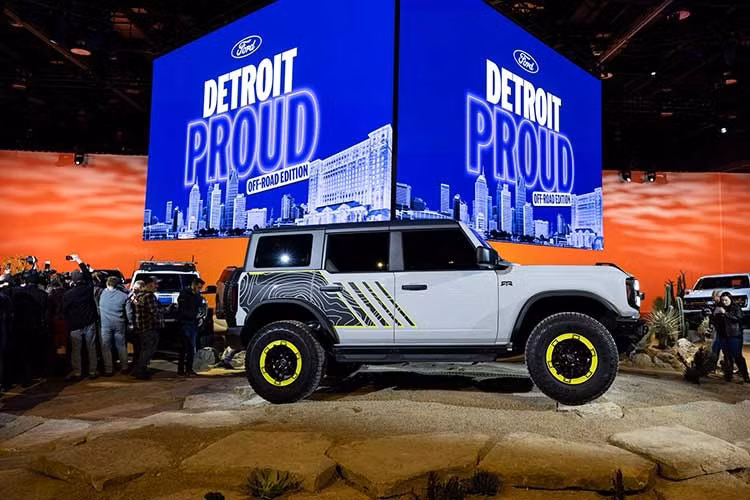 Sự khác biệt lớn nhất của Bronco RTR so với Bronco Raptor là khối động cơ. Cỗ máy V6 EcoBoost 3.0 lít, sản sinh công suất 418 mã lực của Bronco Raptor đã bị thay thế bằng động cơ 4 xi-lanh tăng áp 2.3l công suất 300 mã lực thấp nhất dòng Bronco.