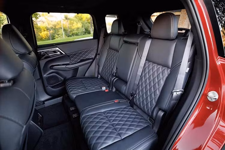 Bên trong, hệ thống truyền động bao gồm hai động cơ điện và một động cơ xăng 4 xi-lanh thẳng hàng hút khí tự nhiên 2.4 lít do Mitsubishi phát triển và sản xuất.