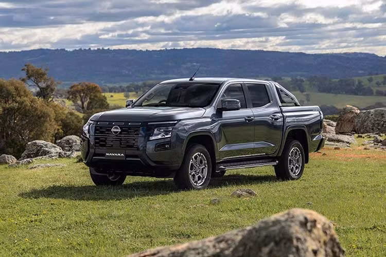 Bộ vi sai trung tâm này cho phép sử dụng chế độ 4H trên mặt đường khô ráo, cho phép trục truyền động trước và sau quay với tốc độ khác nhau. Navara 2026 dự đoán cũng sẽ ra mắt ngay trong đầu năm 2026 này.