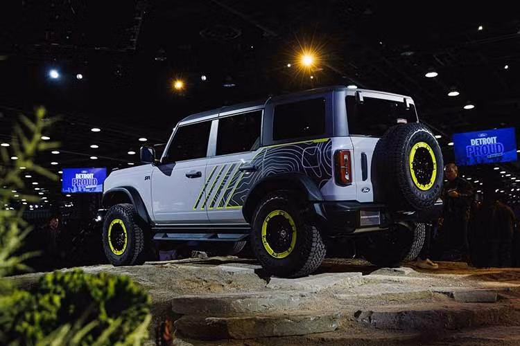 Ford Bronco RTR 2027 chưa công bố giá bán. Tuy nhiên, hãng cũng xác nhận giá của nó sẽ thấp hơn phiên bản Badlands Sasquatch, hiện đang có giá khởi điểm hơn 58.000 USD (đã bao gồm phí vận chuyển).