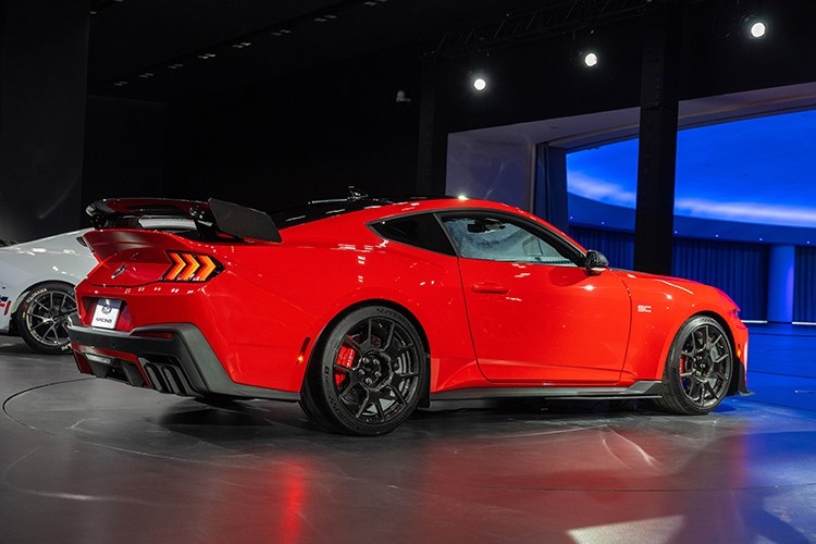 “Mustang Dark Horse SC được phát triển bởi các kỹ sư sống trọn đời tại các đường đua, và tinh thần ưu tiên đường đua đó được thể hiện trong từng chi tiết và hiệu chỉnh của chiếc xe này,” Ford cho biết, một bằng chứng nữa cho thấy thời kỳ hoàng kim của nó với tư cách là một chiếc xe cơ bắp có lẽ đã kết thúc.