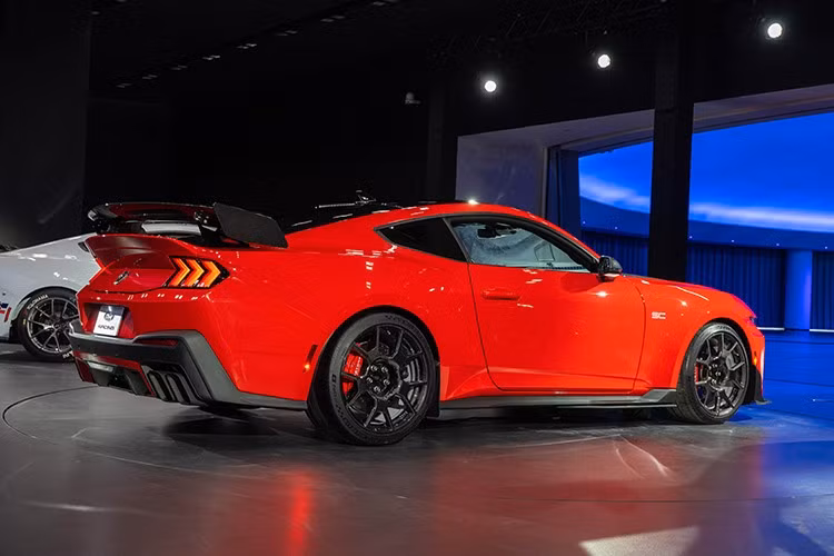 “Mustang Dark Horse SC được phát triển bởi các kỹ sư sống trọn đời tại các đường đua, và tinh thần ưu tiên đường đua đó được thể hiện trong từng chi tiết và hiệu chỉnh của chiếc xe này,” Ford cho biết, một bằng chứng nữa cho thấy thời kỳ hoàng kim của nó với tư cách là một chiếc xe cơ bắp có lẽ đã kết thúc.