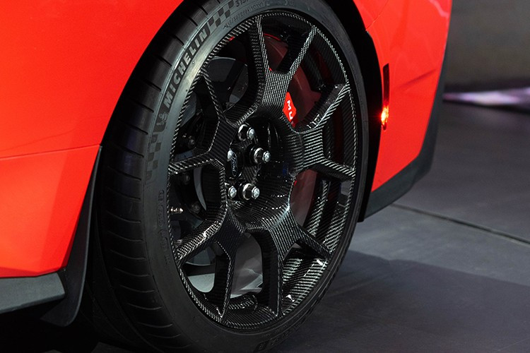 " Ford cũng xác nhận việc giảm 150 lbs trọng lượng cho gói Track Package nhờ sử dụng các thanh liên kết rèn và thanh giằng tháp giảm xóc bằng magie nhẹ, trong khi phiên bản đặc biệt Mustang Dark Horse SC sẽ có các chi tiết trang trí bằng titan in 3D từ chương trình GTD, cùng với bộ giảm xóc MagneRide thế hệ tiếp theo.