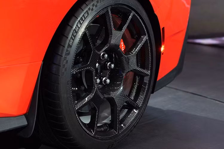 " Ford cũng xác nhận việc giảm 150 lbs trọng lượng cho gói Track Package nhờ sử dụng các thanh liên kết rèn và thanh giằng tháp giảm xóc bằng magie nhẹ, trong khi phiên bản đặc biệt Mustang Dark Horse SC sẽ có các chi tiết trang trí bằng titan in 3D từ chương trình GTD, cùng với bộ giảm xóc MagneRide thế hệ tiếp theo.