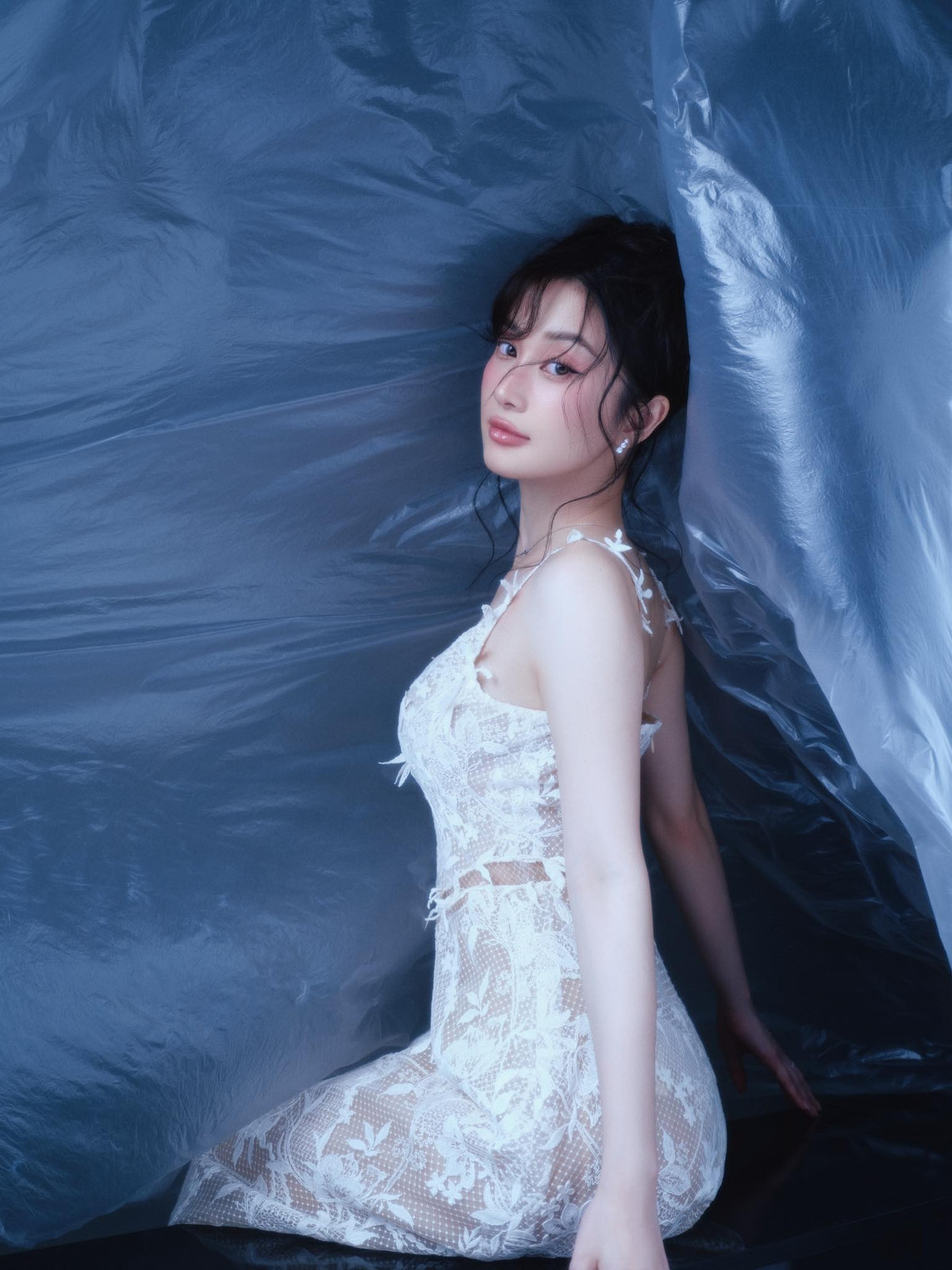 Không cần những đạo cụ cầu kỳ hay hậu cảnh lộng lẫy, Jun Vũ vẫn tỏa sáng nhờ thần thái đậm chất điện ảnh và cách thể hiện đầy tự nhiên.