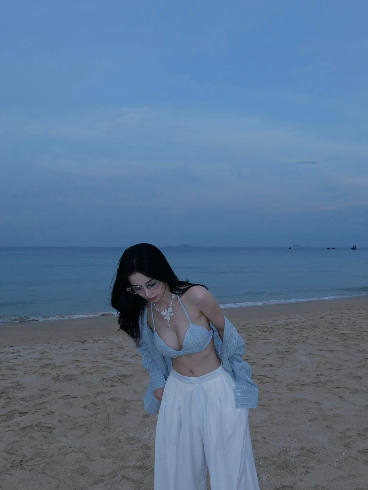 Đây không phải lần đầu tiên Jun Vũ "gây thương nhớ" với những bộ ảnh bikini. Tuy nhiên, việc lựa chọn bối cảnh ban đêm đã mang đến một làn gió mới, cho thấy sự táo bạo và tinh thần nghệ thuật đầy sáng tạo của cô.