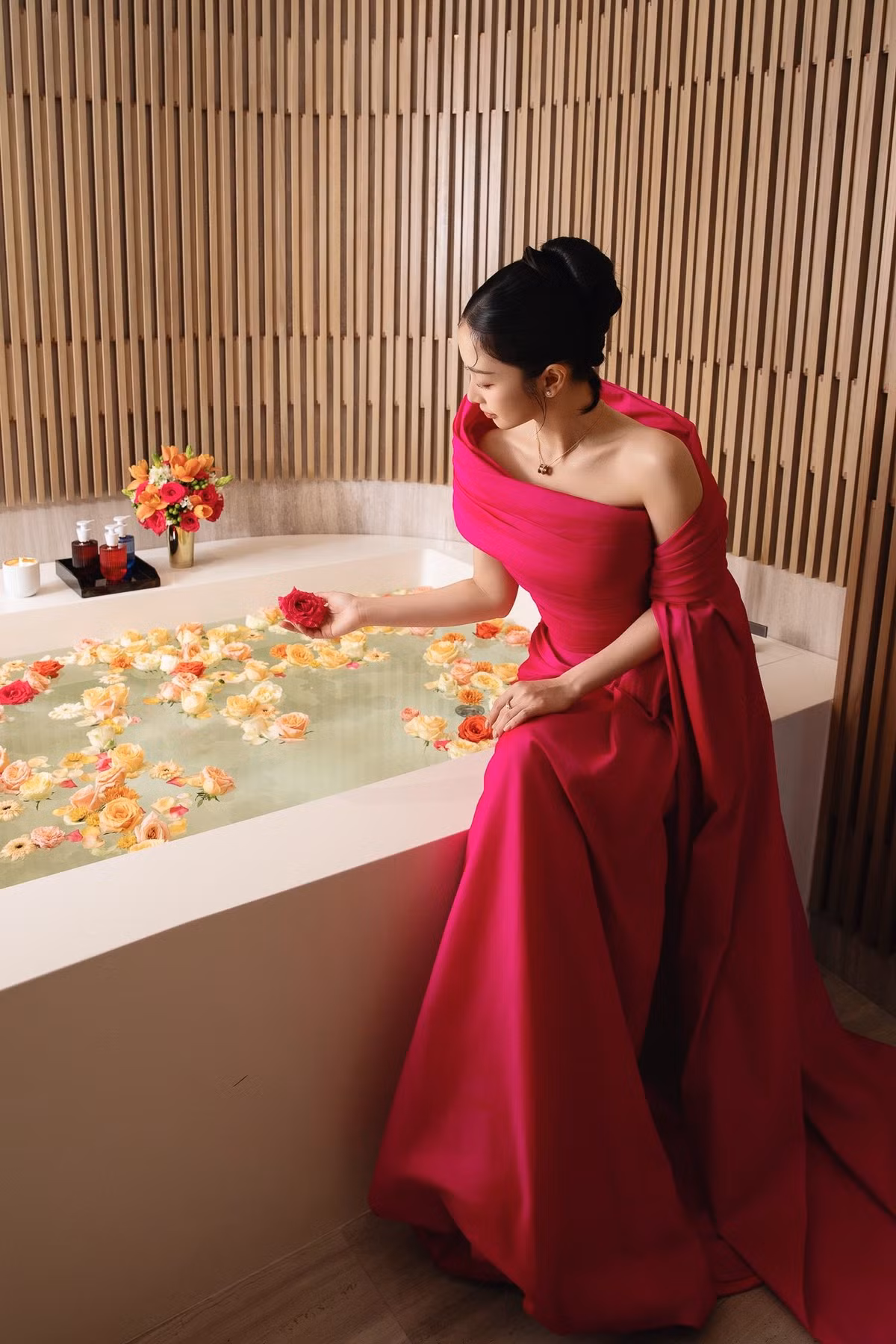 Thân hình mảnh mai không chút mỡ thừa với thắt eo nhỏ xíu của cô nàng khiến người hâm mộ phải xuýt xoa.