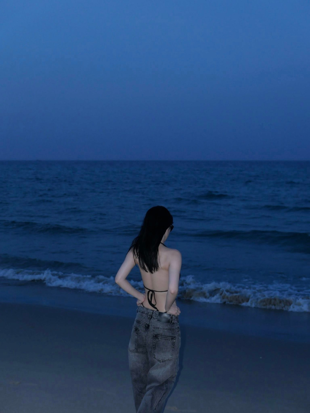 Ánh đèn flash từ máy ảnh càng làm nổi bật vóc dáng nuột nà và thần thái tự tin, cuốn hút của nữ diễn viên "Tháng Năm Rực Rỡ".