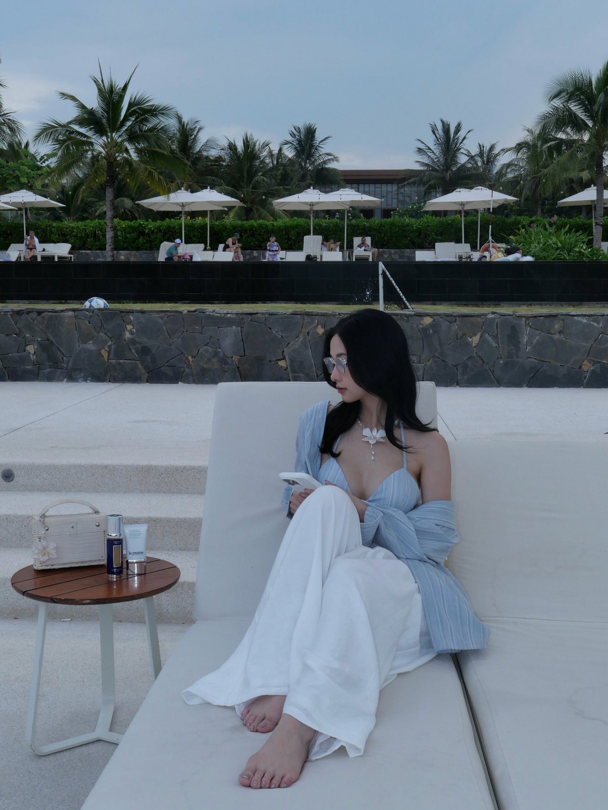 Ngay sau khi được đăng tải, loạt ảnh đã nhanh chóng nhận về "bão" lượt yêu thích và bình luận từ người hâm mộ cũng như đồng nghiệp.