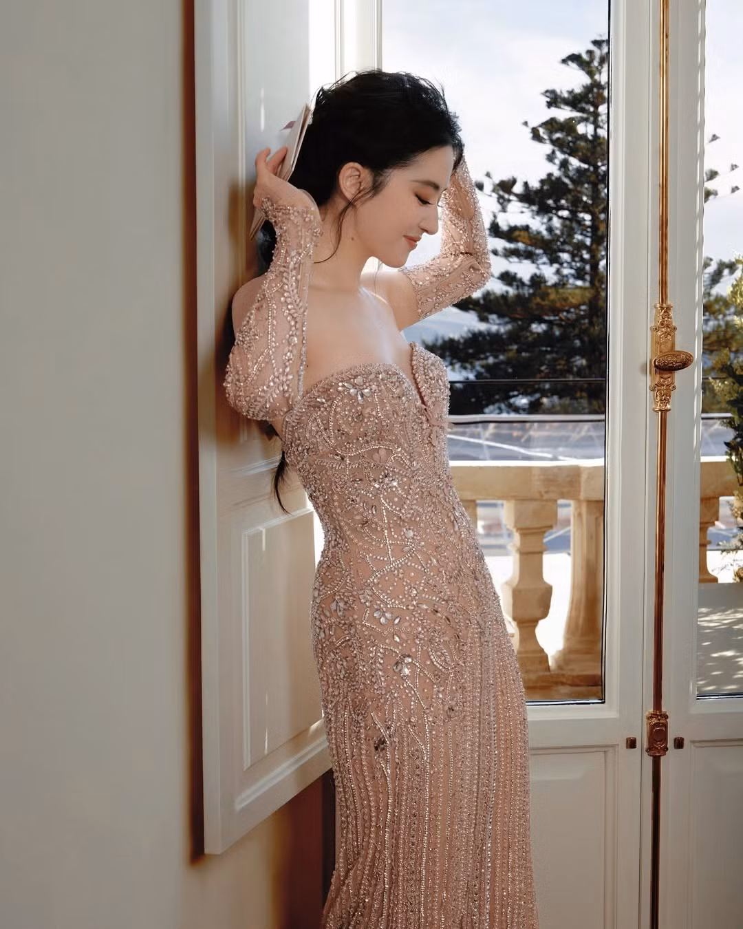 Hoa cài tóc vốn không phải trào lưu xa lạ, nhưng kiểu tóc búi cao thanh lịch kết hợp nhành hoa baby làm điểm nhấn thì Lưu Diệc Phi lại chính là người thổi làn gió cho xu hướng bùng nổ.