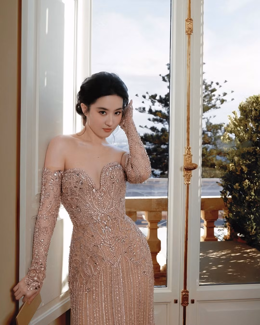 Netizen xứ Trung nhận xét rằng Lưu Diệc Phi đã nâng tầm những bông hoa baby mong manh thành món trang sức làm đẹp mang giá trị thẩm mỹ cao.