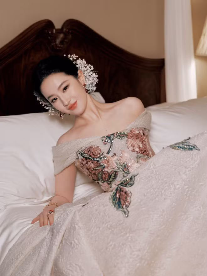 Chỉ vài khoảnh khắc xuất hiện, Lưu Diệc Phi đã chiếm trọn spotlight, trở thành tâm điểm được săn đón bậc nhất thảm đỏ.