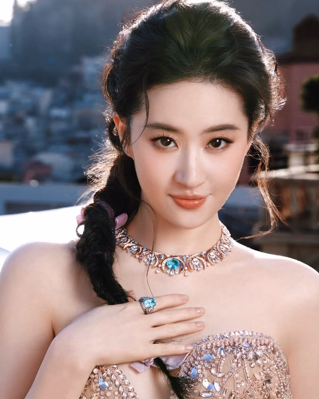 Thay vì chỉ dùng tông trắng thuần, các thiết kế mới được phối thêm sắc xanh và tím để tái hiện chính xác bảng màu mà Lưu Diệc Phi đã sử dụng.