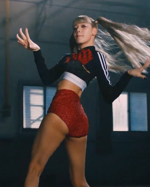 Trước đó, tại Coachella 2025 và nhiều sân khấu solo khác, Lisa thường xuyên diện bodysuit hoặc quần tam giác ngắn, gây phản ứng trái chiều.