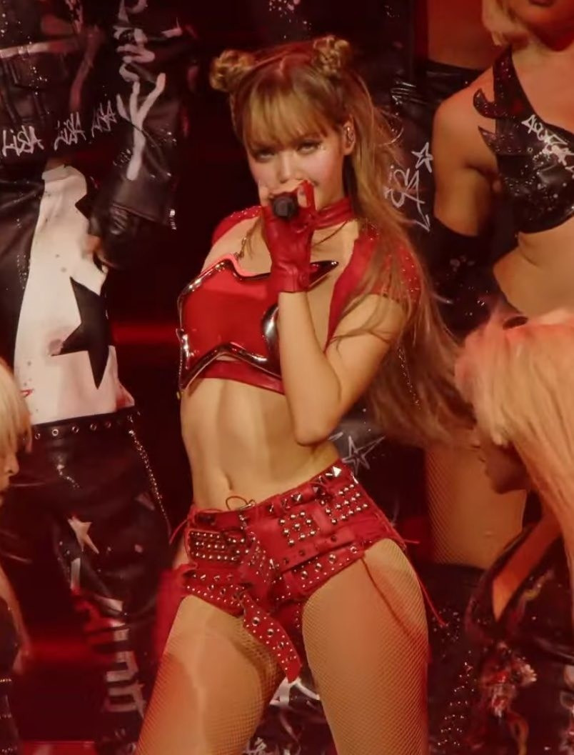 Không ít người cho rằng stylist đã lựa chọn thiếu tinh tế và đặt nghệ sĩ vào tình huống dễ gặp sự cố. Số khác bênh vực rằng đây là phong cách quốc tế và Lisa đang theo đuổi hình ảnh cá tính, thời thượng.