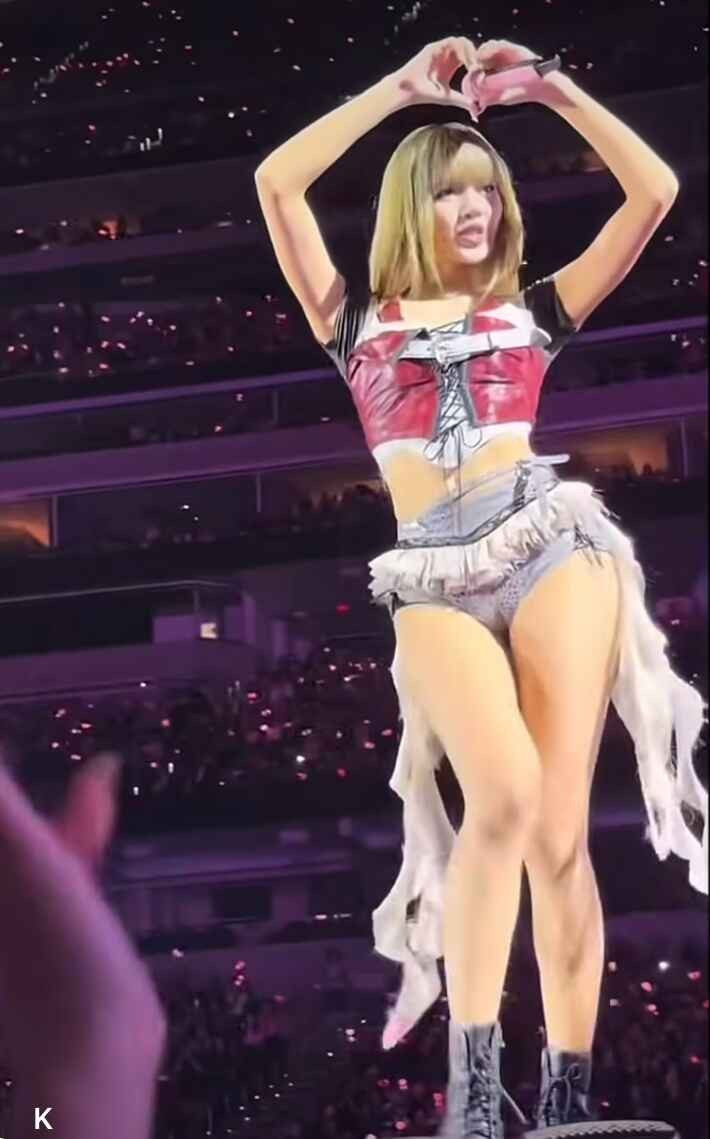 Không chỉ vậy, việc hở gần nửa vòng 3 suốt phần lớn thời lượng biểu diễn khiến nhiều khán giả cảm thấy khó chịu.