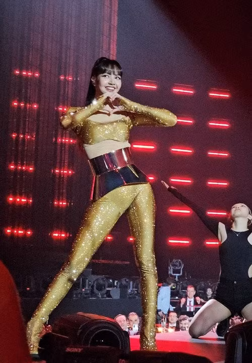 Lisa táo bạo hơn kể từ khi mở rộng hoạt động tại thị trường phương Tây. Cô kiên định gu thời trang này dù nhiều lần bị chỉ trích.