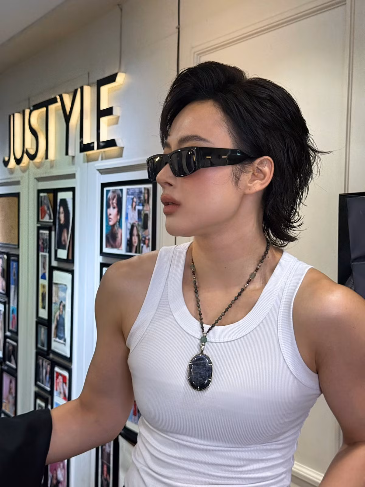 Angela Phương Trinh bắt đầu hoạt động nghệ thuật từ khi còn rất nhỏ và nhanh chóng trở thành gương mặt quen thuộc trên màn ảnh nhỏ qua loạt phim như Kính Vạn Hoa, Mùi Ngò Gai, Bà Mẹ Nhí…