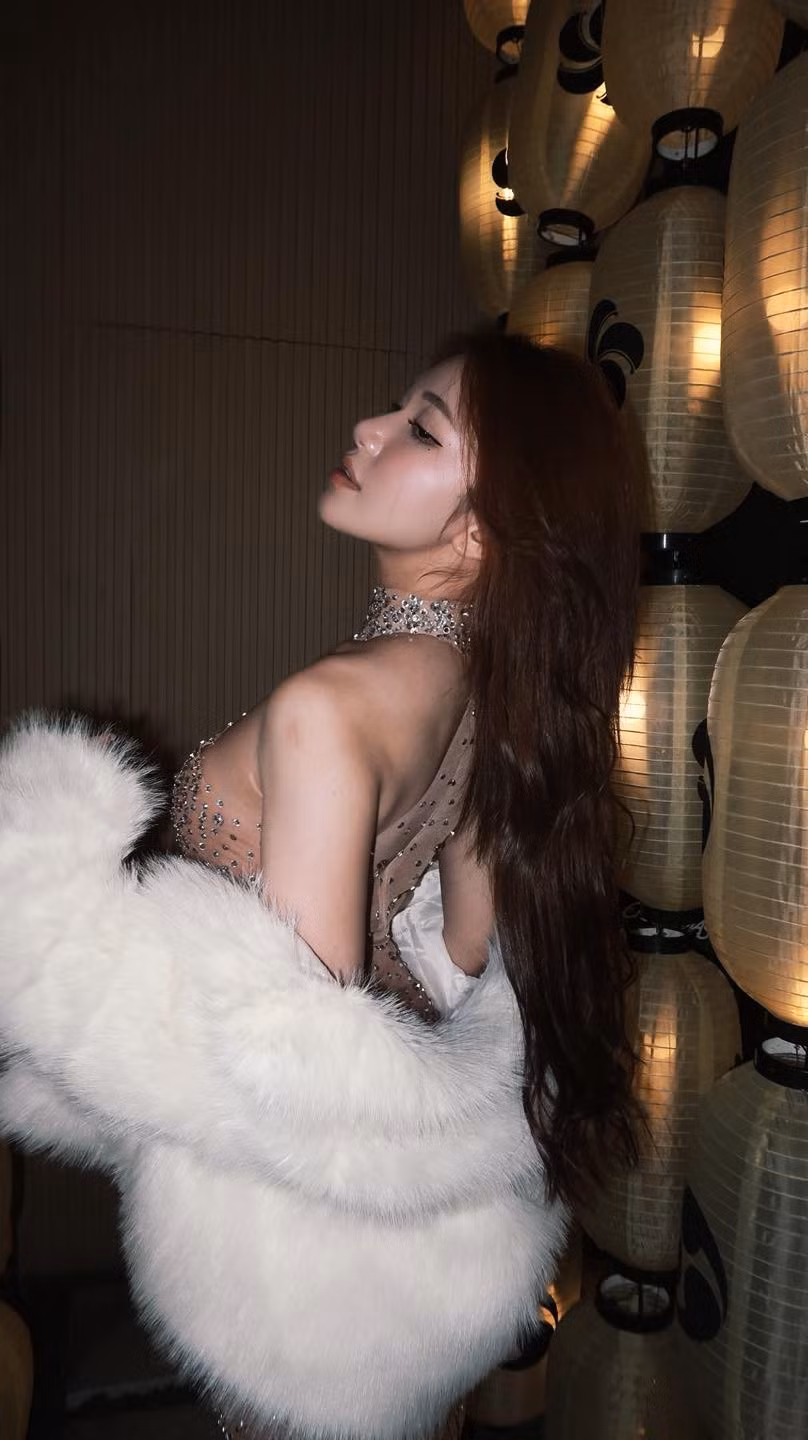 Dù nhiệt độ ngoài trời ở thời điểm quay rất thấp, thậm chí tuyết còn dày trên mặt đất. Thế nhưng, thay vì lựa chọn trang phục kín đáo, hot girl người Malay vẫn quyết định lựa chọn outfit bikini như "đi bơi", đúng với phong cách gợi cảm đã làm nên thương hiệu. Sự liều lĩnh này đã khiến video nhanh chóng lan truyền, kéo theo vô số bình luận sôi nổi.