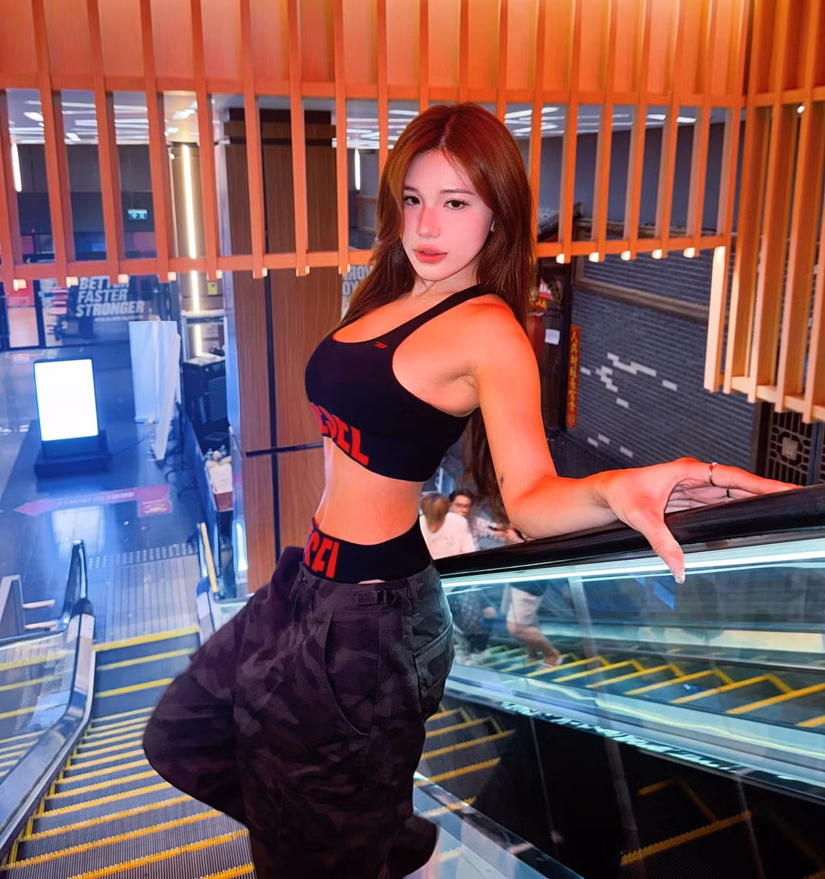 Tiêu Bội Nhi (Ms Puiyi/Siew Pui Yi) được biết đến là hot girl "siêu vòng 1" nổi tiếng của Malaysia. Chân dài sinh năm 1998 sở hữu lượng lớn người hâm mộ trên mạng xã hội với hơn 21,6 triệu người theo dõi trên Instagram.