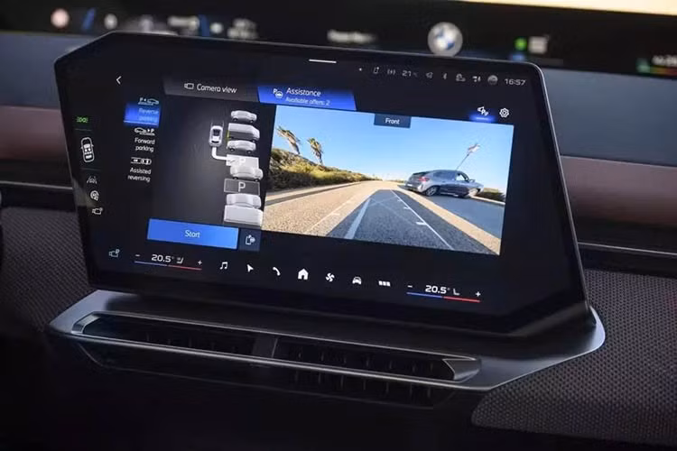 Hơn nữa, Zoom cho phép hiển thị cuộc gọi video trên màn hình trung tâm của iX3, nhưng tính năng này cũng chỉ hoạt động khi xe đang đỗ. Khi xe bắt đầu di chuyển, quá trình truyền video sẽ tự động dừng lại, cho phép cuộc trò chuyện tiếp tục chỉ bằng âm thanh.