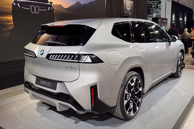 Người lái được phép bỏ tay khỏi vô lăng hoàn toàn ở tốc độ lên đến 85 mph (130 kph) nếu xe được trang bị hệ thống BMW Highway/Motorway Assistant. Hệ thống này có thể giữ cho iX3 nằm trong làn đường và thực hiện chuyển làn tự động khi cần thiết.