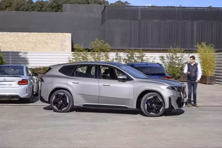 BMW iX3 hoàn toàn mới là tâm điểm tại triển lãm điện tử tiêu dùng 2026 ở Las Vegas. Một năm sau khi ra mắt hệ thống BMW Panoramic iDrive với hệ điều hành BMW Operating System X, BMW lại có một át chủ bài mới, đó là trợ lý cá nhân thông minh BMW Intelligent Personal Assistant Amazon Alexa + thế hệ tiếp theo được hỗ trợ bởi trí tuệ nhân tạo.