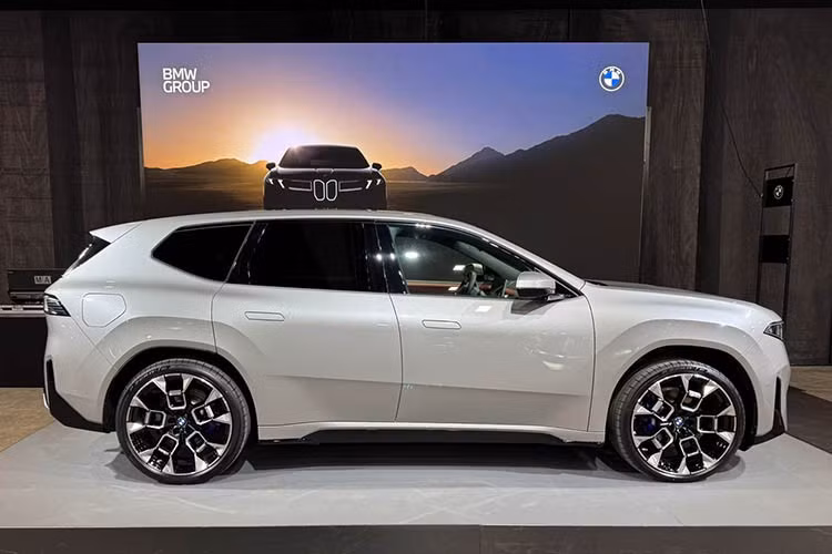 Hãng xe Đức đã tích hợp khả năng Symbiotic Drive vào iX3 mới, cho phép các thao tác tăng tốc, phanh và lái được kết hợp với phần mềm hỗ trợ trí tuệ nhân tạo. Ví dụ, hệ thống kiểm soát hành trình chỉ bị vô hiệu hóa khi người lái phanh gấp, chứ không chỉ bằng một cú nhấn nhẹ bàn đạp. Hệ thống hỗ trợ giữ làn đường cũng vẫn hoạt động ngay cả sau khi người lái thực hiện các thao tác nhẹ.