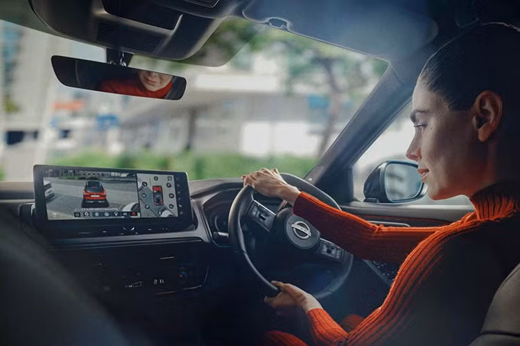 Nhà sản xuất ôtô Nhật Bản cho biết mức tiêu hao nhiên liệu kết hợp là 4,1 lít/100 km, và Qashqai e-POWER 2026 phát thải 92 g/km CO2. Hơn nữa, hiệu suất đã được tăng thêm 13 hp ở chế độ thể thao, và khả năng vận hành êm ái hơn khi di chuyển.