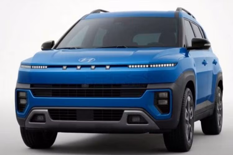 Cụm la-zăng hợp kim kích thước lớn, ốp thân đen, baga mui và phần mái vuốt nhẹ về sau càng tăng thêm vẻ thể thao. Phía sau xe, thiết kế tiếp tục giữ phong cách hiện đại với đèn hậu LED thanh mảnh, cản sau tạo hình cầu kỳ hơn và ống xả nổi bật – tạo nên sự cân đối với phần đầu xe.