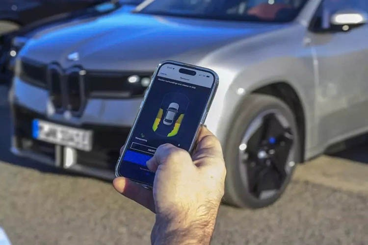 Điều này có nghĩa là khách hàng sẽ có quyền truy cập vào ứng dụng video, được cung cấp bởi TiVo, cho phép họ phát trực tuyến tin tức, truyền hình trực tiếp và nội dung theo yêu cầu trên màn hình trung tâm. Ứng dụng chỉ hoạt động khi xe đang đứng yên.