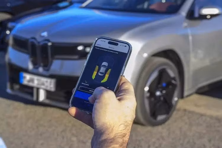 Điều này có nghĩa là khách hàng sẽ có quyền truy cập vào ứng dụng video, được cung cấp bởi TiVo, cho phép họ phát trực tuyến tin tức, truyền hình trực tiếp và nội dung theo yêu cầu trên màn hình trung tâm. Ứng dụng chỉ hoạt động khi xe đang đứng yên.