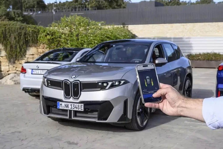 BMW cũng hứa hẹn sẽ rút ngắn thời gian chờ đợi bằng cách cung cấp nhiều lựa chọn giải trí khác nhau, chẳng hạn như ứng dụng, video và trò chơi có thể chơi trên xe, bên cạnh dịch vụ phát trực tuyến Disney+ hiện có.